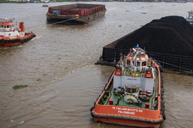 Ditpolairud Polda Jambi Amankan Kapal Tongkang Batubara yang Tabrak Tiang Jembatan Aurduri 1