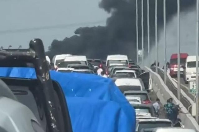 Kendaraan Terbakar di Tol Layang MBZ Km 37+500 Arah Cikampek: Lalu Lintas Masih Ditutup