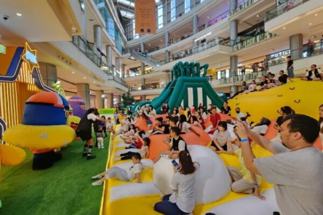 Petualangan Seru Bermain di Inflatable Bouncy Raksasa di PIK Avenue