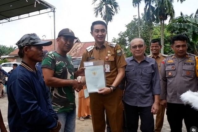 Pj Bupati Bachyuni Deliansyah Serahkan Sertifikat TORA Kepada Masyarakat Talang Belido