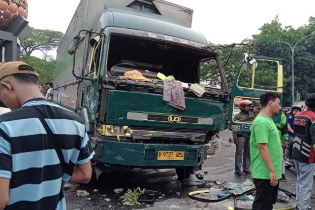 Viral Sopir Truk Ugal-ugalan di Tangerang Dibawa ke RS Usai Diamuk Massa